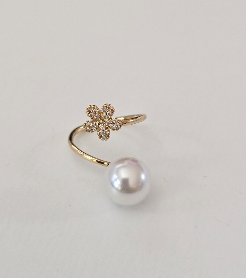 Daisy Pearl Glow Ring