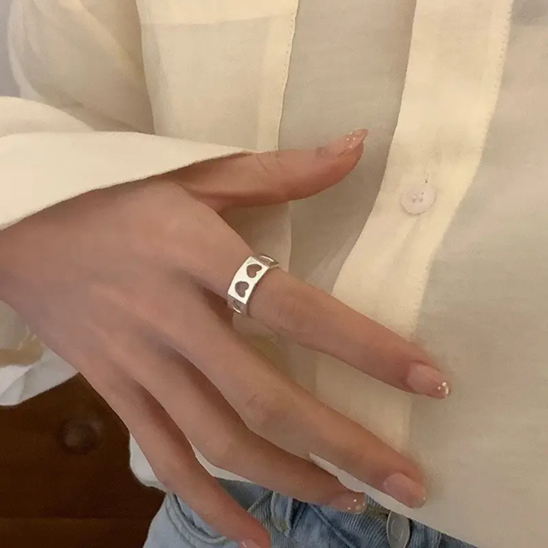 ✨ Golden Heart Cutout Ring - Image 3
